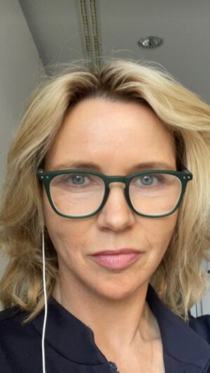 Veronica Ferres Instagram - Falsche Freunde sind wie Energiefresser.

Und auch wenn es schmerzhaft ist, ist es wichtig, solche Menschen aus dem eigenen Leben zu streichen. 

Denn sie werden sich nie zu 100 % mit dir über Erfolge freuen können, werden nicht da sein, wenn du sie wirklich brauchst oder immer hinter dir stehen. 

Im Gegenteil: Falschen Freunden sind deine Bedürfnisse nicht wichtig. Sie nutzen dich viel mehr dazu aus, um ihre eigenen Bedürfnisse zu stillen, ohne Rücksicht auf dich zu nehmen. 

Das Gute daran, wenn du sie aussortierst, ist aber, dass dann mehr Zeit für die richtig guten Freunde bleibt. Die dir Halt, Liebe und Unterstützung geben. 

Habt ihr schon einmal falsche Freunde aus eurem Leben aussortiert?

#freundschaft