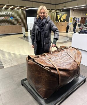 Veronica Ferres Instagram - Nur das Nötigste fürs Wochenende. 😅 

Meine neue Handtasche - Endlich passt alles rein.😂

#justme