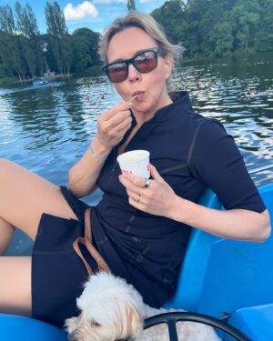 Veronica Ferres Instagram - Mit einem Eis🍦und der besten Beifahrerin Luna 🐶 das sonnige Wochenende ausklingen lassen! 

Ich wünsche euch einen tollen Start in die neue Woche. 

#happynewweek