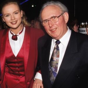 Veronica Ferres Instagram - Papa, du fehlst mir! 💔

Vor 9 Jahren bist du von dieser Welt gegangen und ich habe das Gefühl, dass es erst gestern war. Ich vermisse dich sehr und würde mir so oft wünschen, nochmals mit dir sprechen zu können.  Forever in my heart! 

In Liebe deine Veronica. 🕊️

Foto: @dpa_picturealliance