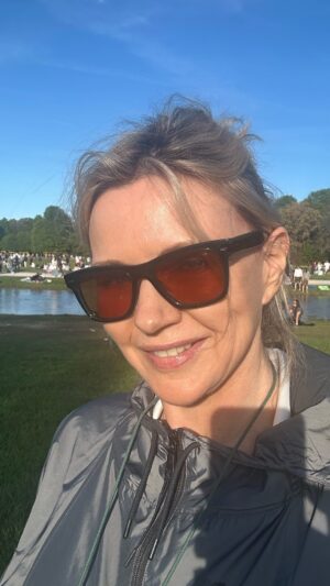 Veronica Ferres Instagram - Wie kann ich lernen, mich weniger von der Meinung anderer abhängig zu machen? 

Ich denke, das größte Gefängnis, in dem Menschen leben, ist die Angst davor, was andere Menschen denken.

Frag dich einmal, warum dir die Meinung anderer überhaupt so wichtig ist. Es liegt oft an mangelnder Selbstliebe und Selbstbewusstsein. 

Du solltest deine Energie dafür verwenden, um dich auf dich selbst zu konzentrieren. Das ist das einzige, was zählt! 🫶🏻

#selbstliebe