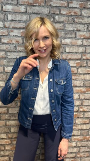 Veronica Ferres Instagram - Heute ist Internationaler Frauentag. 🚺

Dieser Tag soll das Bewusstsein stärken, Fortschritte feiern und zum Handeln aufrufen. Aber sollte es 2024 nicht schon längst so sein? Wieso braucht man diesen Tag überhaupt noch?

Hierfür gibt es einige Gründe:

🔸Gleichberechtigung und Gerechtigkeit: Trotz großen Fortschritten in vielen Ländern, besteht nach wie vor eine große Lücke zwischen Männern und Frauen, in Bereichen, wie Bildung, Entlohnung und Beschäftigung.

🔸Wirtschaftliche Unabhängigkeit: 
Frauen sind überproportional von Armut betroffen. Der heutige Tag unterstreicht die Bedeutung des Zugangs zu angemessener Arbeit und gleicher Bezahlung. 

🔸Bildung: 
Mädchen und junge Frauen haben in einigen Teilen der Welt noch immer gleichberechtigten Zugang zu Bildung. Bildung ist der Schlüssel zur Befähigung von Frauen und zur Förderung von Gleichstellung. 

🔸Bewusstsein und Solidarität: 
Der Internationale Frauentag fördert das Bewusstsein für die Herausforderungen, mit denen Frauen konfrontiert sind, und bietet eine Gelegenheit zur Demonstration von Solidarität mit Frauen weltweit.

#weltfrauentag
