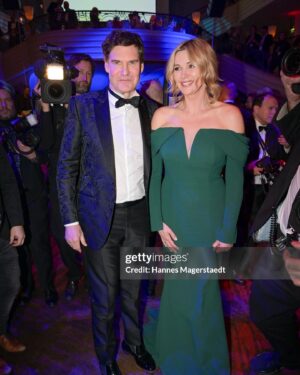 Veronica Ferres Instagram - Was für ein Wochenende. 🏆💃

Am Freitag, durfte ich beim Bayerischen Filmpreis den Ehrenpreis des Ministerpräsidenten entgegennehmen und gestern hatte ich einen tollen Abend gemeinsam mit meinem Mann @maschmeyer auf dem deutschen Filmball. ☺️ 

Heute genieße ich noch etwas Zeit mit der Familie, bevor es für mich nach Köln geht. Habt einen tollen Sonntag!

📸: 
Bild 2-6: @gettyimages / @magerstaedthannes 
Bild 7: @imago.images / Bildagentur Monn

#bayerischerfilmpreis #deutscherfilmball
