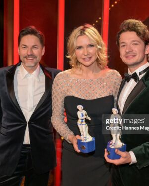 Veronica Ferres Instagram - Was für ein Wochenende. 🏆💃

Am Freitag, durfte ich beim Bayerischen Filmpreis den Ehrenpreis des Ministerpräsidenten entgegennehmen und gestern hatte ich einen tollen Abend gemeinsam mit meinem Mann @maschmeyer auf dem deutschen Filmball. ☺️ 

Heute genieße ich noch etwas Zeit mit der Familie, bevor es für mich nach Köln geht. Habt einen tollen Sonntag!

📸: 
Bild 2-6: @gettyimages / @magerstaedthannes 
Bild 7: @imago.images / Bildagentur Monn

#bayerischerfilmpreis #deutscherfilmball