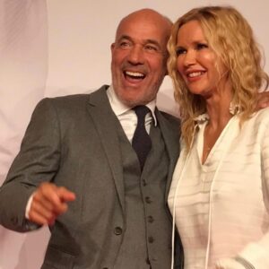 Veronica Ferres Instagram - Lieber Heiner, 

vor knapp 30 Jahren hast du mit deinem wunderbaren Humor und Charme bei unserem ersten gemeinsamen Dreh für „Das Superweib“ mein Herz erobert. Ich danke dir für die langjährige Freundschaft und die vielen tollen Filme, die wir gemeinsam machen durften. 

Ich gratuliere Dir von Herzen @heiner.lauterbach ❣️

#happybirthday