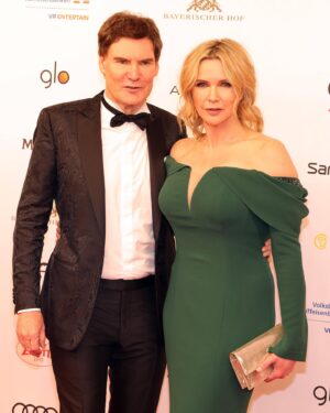 Veronica Ferres Instagram - Was für ein Wochenende. 🏆💃

Am Freitag, durfte ich beim Bayerischen Filmpreis den Ehrenpreis des Ministerpräsidenten entgegennehmen und gestern hatte ich einen tollen Abend gemeinsam mit meinem Mann @maschmeyer auf dem deutschen Filmball. ☺️ 

Heute genieße ich noch etwas Zeit mit der Familie, bevor es für mich nach Köln geht. Habt einen tollen Sonntag!

📸: 
Bild 2-6: @gettyimages / @magerstaedthannes 
Bild 7: @imago.images / Bildagentur Monn

#bayerischerfilmpreis #deutscherfilmball