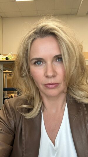 Veronica Ferres Instagram - Was gehört für mich zu einem guten Tag? ⬇️

Mindestens 6 Stunden Schlaf 🛏️, mein Morgenespresso ☕️ und eine ausgiebige Sporteinheit 🥊 - Dann bin ich glücklich. 😃

Was zählt für Euch zu einem guten Tag?

#selfcaretip #morningroutines #happinessbegins