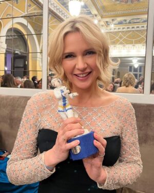 Veronica Ferres Instagram - Just happy✨ 

Kleid: Alice Temperley 
H&M: @philipplawrenz 
Stylist: @saschalilic 

#bayerischerfilmpreis #ehrenpreisdesministerpräsidenten