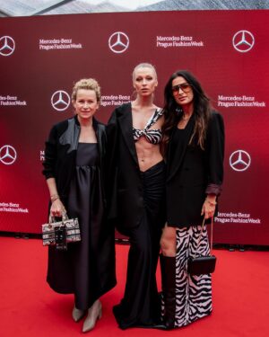 Veronika Kašáková Instagram - Day ||. @mbpfw jsem zvolila nádherný outfit z mé oblíbené dílny @anamecz 🦓🤍
Moc děkuji mojí bezkonkureční Andrejce, která mi vždy vybere nebo ušije překrásnou róbu na míru a taky za moc hezký vztah, který spolu máme 🤍
Děkuji  @mercedesdudamua za péči a flexibilitu a laskavost.
Je to tak hezký!

Realita však byla taky taková, že mě týden bolí neskutečně zuby a Matyášek ten den vše absolvoval se mnou. 
Takže celý víkend se snažím odpočívat a jíst.

Děkuji @adam_detsky a tak celkově všem, mám velkou radost, že jsem letos mohla být součástí, zažít to takhle zblízka. A největší radost vás všechny potkat a popovídat si  s vámi🤍 Zážitek veliký! 

Foto: @rozalieruzickova 

#plnimsisny #vdečná  #hodnevdecna