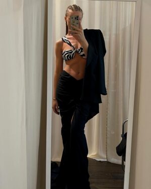 Veronika Kašáková Instagram - Day ||. @mbpfw jsem zvolila nádherný outfit z mé oblíbené dílny @anamecz 🦓🤍
Moc děkuji mojí bezkonkureční Andrejce, která mi vždy vybere nebo ušije překrásnou róbu na míru a taky za moc hezký vztah, který spolu máme 🤍
Děkuji  @mercedesdudamua za péči a flexibilitu a laskavost.
Je to tak hezký!

Realita však byla taky taková, že mě týden bolí neskutečně zuby a Matyášek ten den vše absolvoval se mnou. 
Takže celý víkend se snažím odpočívat a jíst.

Děkuji @adam_detsky a tak celkově všem, mám velkou radost, že jsem letos mohla být součástí, zažít to takhle zblízka. A největší radost vás všechny potkat a popovídat si  s vámi🤍 Zážitek veliký! 

Foto: @rozalieruzickova 

#plnimsisny #vdečná  #hodnevdecna