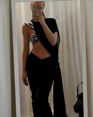 Veronika Kašáková Instagram - Day ||. @mbpfw jsem zvolila nádherný outfit z mé oblíbené dílny @anamecz 🦓🤍
Moc děkuji mojí bezkonkureční Andrejce, která mi vždy vybere nebo ušije překrásnou róbu na míru a taky za moc hezký vztah, který spolu máme 🤍
Děkuji  @mercedesdudamua za péči a flexibilitu a laskavost.
Je to tak hezký!

Realita však byla taky taková, že mě týden bolí neskutečně zuby a Matyášek ten den vše absolvoval se mnou. 
Takže celý víkend se snažím odpočívat a jíst.

Děkuji @adam_detsky a tak celkově všem, mám velkou radost, že jsem letos mohla být součástí, zažít to takhle zblízka. A největší radost vás všechny potkat a popovídat si  s vámi🤍 Zážitek veliký! 

Foto: @rozalieruzickova 

#plnimsisny #vdečná  #hodnevdecna
