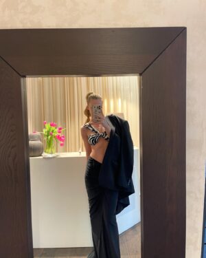 Veronika Kašáková Instagram - Day ||. @mbpfw jsem zvolila nádherný outfit z mé oblíbené dílny @anamecz 🦓🤍
Moc děkuji mojí bezkonkureční Andrejce, která mi vždy vybere nebo ušije překrásnou róbu na míru a taky za moc hezký vztah, který spolu máme 🤍
Děkuji  @mercedesdudamua za péči a flexibilitu a laskavost.
Je to tak hezký!

Realita však byla taky taková, že mě týden bolí neskutečně zuby a Matyášek ten den vše absolvoval se mnou. 
Takže celý víkend se snažím odpočívat a jíst.

Děkuji @adam_detsky a tak celkově všem, mám velkou radost, že jsem letos mohla být součástí, zažít to takhle zblízka. A největší radost vás všechny potkat a popovídat si  s vámi🤍 Zážitek veliký! 

Foto: @rozalieruzickova 

#plnimsisny #vdečná  #hodnevdecna