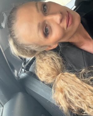 Veronika Kašáková Instagram - Day ||. @mbpfw jsem zvolila nádherný outfit z mé oblíbené dílny @anamecz 🦓🤍
Moc děkuji mojí bezkonkureční Andrejce, která mi vždy vybere nebo ušije překrásnou róbu na míru a taky za moc hezký vztah, který spolu máme 🤍
Děkuji  @mercedesdudamua za péči a flexibilitu a laskavost.
Je to tak hezký!

Realita však byla taky taková, že mě týden bolí neskutečně zuby a Matyášek ten den vše absolvoval se mnou. 
Takže celý víkend se snažím odpočívat a jíst.

Děkuji @adam_detsky a tak celkově všem, mám velkou radost, že jsem letos mohla být součástí, zažít to takhle zblízka. A největší radost vás všechny potkat a popovídat si  s vámi🤍 Zážitek veliký! 

Foto: @rozalieruzickova 

#plnimsisny #vdečná  #hodnevdecna