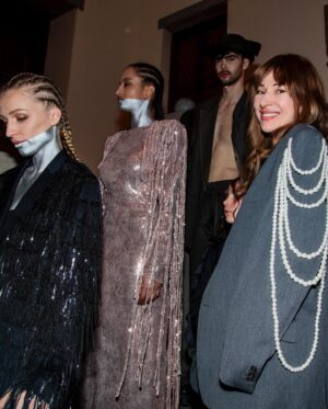 Veronika Kašáková Instagram - @mbpfw @elleczech Gala a @ontheboat__ kde součástí tvorby značky @ontheboat__ je UPCYCLING. Upcyklované modely vznikají  jako reakce na současný textilní průmysl.

 A taky @jhorejsova jako neuvěřitelně talentová krásná žena, která stojí za značkou ONTHEBOAT a moje milá přítelkyně. Jsem nesmírně dojatá a pyšná. Žij svůj úspěch lásko, tolik přeji a tolik si to zasloužíš🤍!

Moje premiéra na @mbpfw , kolena se klepala celý den ale děkuji za příležitost. Vážím si toho, moc!!!

Děkujeme všem za krásné reakce a potlesk na runwayi🙏🏻
Děkuju všem mým krásným kolegům @formans @ageofadonxs a tobě za neuvěřitelný kreativní přesah a příběh přehlídky @luciedesmond 🤍

Video: @arturkoff 
Foto : @photographer_regina_voronina 

#mbfw