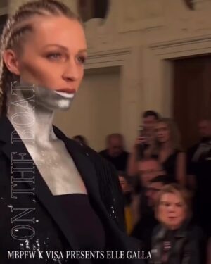 Veronika Kašáková Instagram - @mbpfw @elleczech Gala a @ontheboat__ kde součástí tvorby značky @ontheboat__ je UPCYCLING. Upcyklované modely vznikají  jako reakce na současný textilní průmysl.

 A taky @jhorejsova jako neuvěřitelně talentová krásná žena, která stojí za značkou ONTHEBOAT a moje milá přítelkyně. Jsem nesmírně dojatá a pyšná. Žij svůj úspěch lásko, tolik přeji a tolik si to zasloužíš🤍!

Moje premiéra na @mbpfw , kolena se klepala celý den ale děkuji za příležitost. Vážím si toho, moc!!!

Děkujeme všem za krásné reakce a potlesk na runwayi🙏🏻
Děkuju všem mým krásným kolegům @formans @ageofadonxs a tobě za neuvěřitelný kreativní přesah a příběh přehlídky @luciedesmond 🤍

Video: @arturkoff 
Foto : @photographer_regina_voronina 

#mbfw