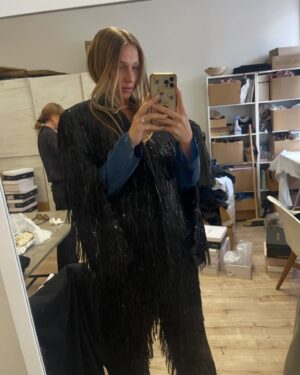Veronika Kašáková Instagram - @mbpfw @elleczech Gala a @ontheboat__ kde součástí tvorby značky @ontheboat__ je UPCYCLING. Upcyklované modely vznikají  jako reakce na současný textilní průmysl.

 A taky @jhorejsova jako neuvěřitelně talentová krásná žena, která stojí za značkou ONTHEBOAT a moje milá přítelkyně. Jsem nesmírně dojatá a pyšná. Žij svůj úspěch lásko, tolik přeji a tolik si to zasloužíš🤍!

Moje premiéra na @mbpfw , kolena se klepala celý den ale děkuji za příležitost. Vážím si toho, moc!!!

Děkujeme všem za krásné reakce a potlesk na runwayi🙏🏻
Děkuju všem mým krásným kolegům @formans @ageofadonxs a tobě za neuvěřitelný kreativní přesah a příběh přehlídky @luciedesmond 🤍

Video: @arturkoff 
Foto : @photographer_regina_voronina 

#mbfw
