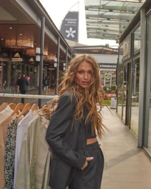 Veronika Kašáková Instagram - 👗 CHARITATIVNÍ BAZAR ve Fashion Aréně pro náš @nf_veronikykasakove ☺️

💖 19. - 21. dubna proběhne ve Fashion Arena Prague Outlet, CHARITATIVNÍ BAZAR na podporu aktivit nadačního fondu VERONIKY KAŠÁKOVÉ.

Já tam budu v pátek dopoledne, všem moc děkuju a moc se na vás těším 🤍 @fashionarenapragueoutlet 🤍

#fashionarenapragueoutlet #nfvk @luciedesmond @vilmabaum @mercedesdudamua