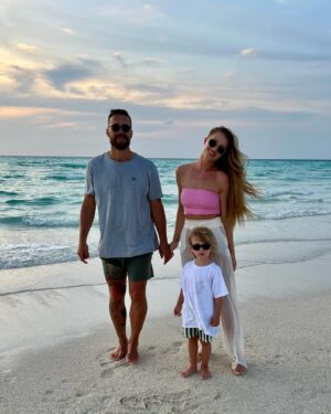 Veronika Kašáková Instagram - Když se z minuty na minutu rozhodneš udělat více změn najednou, většinou se ti udělá prostor i v kalendáři. 

(Díky táto)

Tak jsme vyvezli i babičku a Maty je happy jak dva grepy🤎

#dovolená #odpocinek