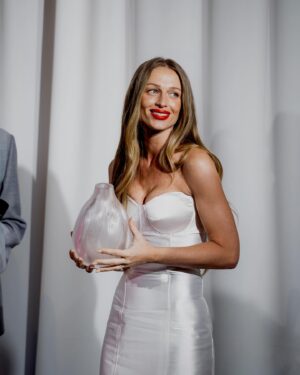 Veronika Kašáková Instagram - Stále čerpám 🤍

Děkuju za překrásnou cenu a ocenění v rámci ELLE Women Awards @elleczech 🙏🏻

#radostpřeveliká