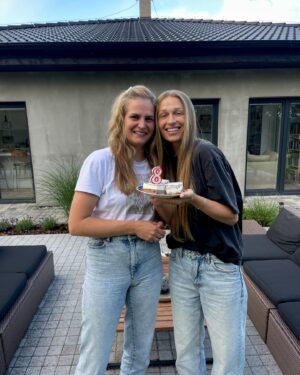 Veronika Kašáková Instagram - Tak dnes je to přesně 8let, kdy jsem založila Nadační fond VK @nf_veronikykasakove a fíha někdy to byla pěkná fuška, ale nikdy mě nic nenaplňovalo víc a já doufám, že je to vidět. 

Dala jsem si slib, že nejdřív pomůžu sobě než budu chtít nabízet pomoc dál a to jsem ještě nevěděla, jak moc je to důležitá věc v životě, možná ta nejdůležitější. Veškerá podpora všech lidí kolem mě, mě nejen ohromně těší, ale také díky tomu získávám čím dál tím větší zodpovědnost ke každému mému kroku, který udělám. Supervize je nedílnou součástí mého života. 

Opírám se o heslo Děti z dětského domova ztrácí domov dvakrát - poprvé, když jsou odebrány biologické rodině a podruhé, když vychází z dětského domova do reálného světa. A je pro mě těžká představa, že se nemají kam vrátit, uchýlit do bezpečí, s kým se poradit, na koho se obrátit.

Jsem tu z pozice dítěte z děcáku, ale dnes také z pozice matky, která je možná raději, že děti z dětských domovů netuší o co přicházejí, díky tomu jim ale také rostou dovednosti a nástroje k přežití a jejich houževnatostí jednou i válku zastaví. Pyšná jsem neuvěřitelně.

Děkuji moji @evajuscakova bez které by NFVK nebyl tím kým je a že umí to, co já neumím. A především za její přátelství ❤️.

#zivot #nfvk