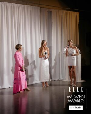 Veronika Kašáková Instagram - Stále čerpám 🤍

Děkuju za překrásnou cenu a ocenění v rámci ELLE Women Awards @elleczech 🙏🏻

#radostpřeveliká