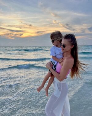 Veronika Kašáková Instagram - Když se z minuty na minutu rozhodneš udělat více změn najednou, většinou se ti udělá prostor i v kalendáři. 

(Díky táto)

Tak jsme vyvezli i babičku a Maty je happy jak dva grepy🤎

#dovolená #odpocinek
