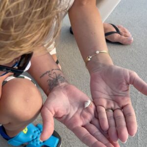 Veronika Kašáková Instagram - Když se z minuty na minutu rozhodneš udělat více změn najednou, většinou se ti udělá prostor i v kalendáři. 

(Díky táto)

Tak jsme vyvezli i babičku a Maty je happy jak dva grepy🤎

#dovolená #odpocinek