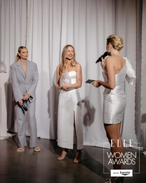 Veronika Kašáková Instagram - Stále čerpám 🤍

Děkuju za překrásnou cenu a ocenění v rámci ELLE Women Awards @elleczech 🙏🏻

#radostpřeveliká