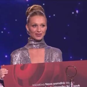 Veronika Kašáková Instagram - Věřte mi nikdy jsem nebyla víc nervózní, celý týden jsem si připravovala svou řec, budila se v noci a znova a znova si opakovala komu si přeji poděkovat. 
Zároveň jsem v tom všem chtěla nechat sebe, ale emoce pracují, srdce buší, dlaně se potí a hlas se klepe. 
Cítím obrovskou vděčnost, za příležitosti, které se mi nabízejí, cítím pokoru ke všemu co život přináší a neskonale všem v sále děkuju, ani nevíte jak jsem byla šťastná, že tam s vámi mužů být.

Posílám vám sem do textu připravenou řeč, jak to pak dopadlo v reálu vidíte ve videu, já si to ještě nepustila. Se stydím.

Srdečně děkuju projektu Nova pomáhá @tvnovaofficial @ceskyslavik , za velkorysý dar a hlavně za zájem o naše projekty.

Stejné díky patří připravovanému filmu @amerikankafilm , který vzniká v  koprodukci VOYO, jenž si klade  za cíl v rámci společenské odpovědnosti umožnit nám nabídnout kompetentní průvodce ve všech dětských domovech v České republice.  Tento dar je právě krok tímto směrem.

Jsem přesvědčena že dítě z dětského domova za velmi krátký čas ztrácí domov dvakrát, nejdříve když je odebráno nefungující biologické rodině, podruhé když musí opustit brány dětských domovů. Není horšího pocitu než že se nemáte kam vrátit, že na vás nikdo nečeká, že se na vás nikdo netěší. 

Jsem velmi vděčná že se nám daří tyto pocity v dětech zvrátit a že je nahrazujeme pocitem důležitosti zájmu a lásky. 
I dnešním večerem jsme díky Amerikance a projektu Nova pomáhá, dali  jasně najevo že nám děti z dětských domovů nejsou lhostejný a děkuju moc za to, potřebuji to vědět, slyšet a především cítit. 

Na závěr bych chtěla vzkázal  všem dětem z dětských domovů, že život dokáže být hezký a že když jsem to dokázala já tak to dokážete i Vy. 

Dekuji a Hezký večer

Za nádherné šaty děkuji do @anamecz 
Make-up @vilmabaum 
Účes @hairstudiohonzakorinek 

#grateful #helpful #foundation #together #youngpeople #support