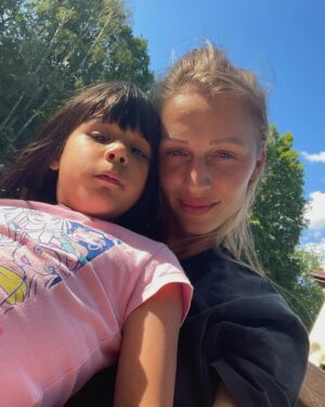 Veronika Kašáková Instagram - Když se po devíti letech existence Nadačního fondu na něj podívám, v mých očích vypadá jako velmi zdařile zasazené semínko, které jsem po celou dobu poctivě zalévala. Semínko rostlo, vzkvétalo, a nyní v něm vnímám obrovský potenciál k tomu, aby se děly velké věci napříč dětskými domovy po celé republice a systému péče o ně. 

Mezitím mnoho dětí vstoupilo do reálného života jako dospělí, samostatní lidé, mnoho vedení dětských domovů prošlo restrukturalizací nebo s velkou odvahou cílí k tomu, aby byli pro své děti těmi nejkvalitnějšími životními učiteli, a v neposlední řadě mnoho průvodců pravidelně pracuje na tom, aby byli pevnou oporou svým mladým dospělým, zakoušejícím svět z nového úhlu pohledu.

Už nepoužívám pojem „pomoc“, už vím, že Nadační fond dělá mnohem více, než že pomáhá zalepit rány a staví se do role zachránce obětí. Jeho působnost se rozšířila daleko za hranice mých představ a vykonává pečlivou práci, která hýbe celou strukturou dětských domovů, což má samozřejmě obrovský vliv na děti, ty děti, kterým jednou snad nebude potřeba zpětně tolik pomáhat, jako spíše o ně od samého začátku dobře pečovat, vnitřně je kvalitně připravit a materiálně vybavit na život za branami dětského domova, na svět tam venku.

Fond se stal zády, páteří celé sítě dětí, ředitelů a vychovatelů, kteří podnikají kroky ke změnám, netouží jen po lepších podmínkách, ale pracují spolu s námi na jejich uskutečnění. A to se opravdu děje, den za dnem se mění základní přístupy kapacit a dětem se konečně dostává pozornosti tam, kde je skutečná mezera v systému. Toho všeho je fond strůjcem, dozorujícím elementem a patronem. Zprostředkováváme službu těm, kdo o ni stojí - a že je to počet!

…a ačkoli se z označení „Holka z děcáku“ pomalu vyvazuji, i já jsem v dětském domově vyrostla - a právě proto mohu při své práci čerpat ze zkušeností, které mi velmi pomáhají dělat ji skutečně autenticky a opravdově, nesnažit se o pomoc, která jen tak sklouzne po povrchu, ale hledat konkrétní řešení, odpovědi na úplně základní otázky, pokrýt potřeby každého jednotlivého mlaďocha, vycházejícího z dětského domova do neznáma samostatného, dospělého života.

 @nf_veronikykasakove