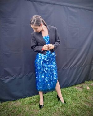 Veronika Khek Kubařová Instagram - VELKÁ MOŘSKÁ• tak jsme si zase s @petrawagner.cz zatvořily• teda takhle-já měla žádost o šaty z recyklovaného materiálu na předávání cen E.ON Energy Globe• třeba z PET lahví, smála jsem se• jenže to by nebyla Peťa, aby mi při další návštěvě neukázala toto• pustila se do téhle neuvěřitelné makačky• kolik lahví použila a kolik hodil šila se dozvíte u @petrawagner.cz na profilu•
Peťuš, ze srdce děkuju💙

Fota 5,6,7 @katerinamoravcova.fotografka 

#petrawagner
#satyzezbyzku
#sakozesekace
#ekofestival
#velkámořskávíla