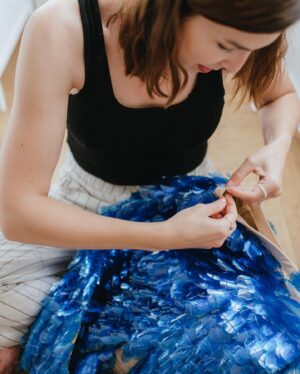 Veronika Khek Kubařová Instagram - VELKÁ MOŘSKÁ• tak jsme si zase s @petrawagner.cz zatvořily• teda takhle-já měla žádost o šaty z recyklovaného materiálu na předávání cen E.ON Energy Globe• třeba z PET lahví, smála jsem se• jenže to by nebyla Peťa, aby mi při další návštěvě neukázala toto• pustila se do téhle neuvěřitelné makačky• kolik lahví použila a kolik hodil šila se dozvíte u @petrawagner.cz na profilu•
Peťuš, ze srdce děkuju💙

Fota 5,6,7 @katerinamoravcova.fotografka 

#petrawagner
#satyzezbyzku
#sakozesekace
#ekofestival
#velkámořskávíla