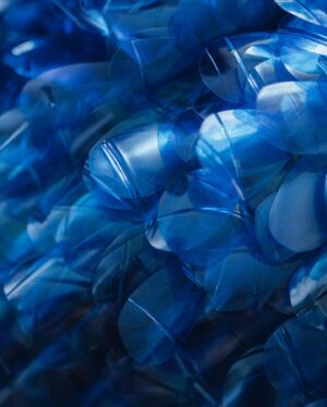 Veronika Khek Kubařová Instagram - VELKÁ MOŘSKÁ• tak jsme si zase s @petrawagner.cz zatvořily• teda takhle-já měla žádost o šaty z recyklovaného materiálu na předávání cen E.ON Energy Globe• třeba z PET lahví, smála jsem se• jenže to by nebyla Peťa, aby mi při další návštěvě neukázala toto• pustila se do téhle neuvěřitelné makačky• kolik lahví použila a kolik hodil šila se dozvíte u @petrawagner.cz na profilu•
Peťuš, ze srdce děkuju💙

Fota 5,6,7 @katerinamoravcova.fotografka 

#petrawagner
#satyzezbyzku
#sakozesekace
#ekofestival
#velkámořskávíla