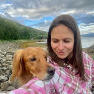 Veronika Khek Kubařová Instagram - DEN ZVÍŘAT•
tak mi zavolal z Čech Barney a o něco mě poprosil, abych sdílela pro jeho kámoše, tak to dělám:

Pomozte zachránit ÚTULKY s celorepublikovou sbírkou DEN ZVÍŘAT. Sbírka probíhá do 31.12.2023 a pomůže 128 psím, kočičím útulkům a zařízením starajícím se o týraná, zraněná zvířata. Vloni se vybralo pro zvířata 2,5 milionů korun. Letos je cíl 2 miliony. DOKÁŽEME TO? Můžete sledovat  @behproutulky, tam se dozvíte víc. 
Pomáhat můžete na www.denzvirat.cz nebo odkaz na sbirku najdete v biu!

My s Barnym určitě něco pošlem! Každá koruna se počítá.

🐾