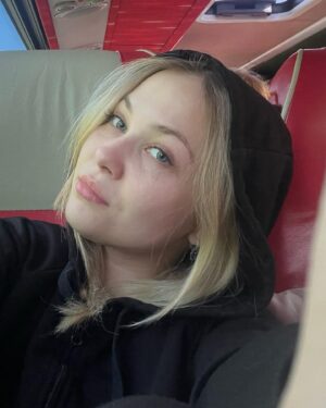Veronika Kovalenko Instagram - так сподобалося це «життя на валізах» ❤️ 

сподіваюся скоро поїду зі своїми треками в тур. Я надихаюся подорожами і складнощами які виникають в процесі !!