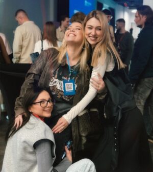 Veronika Kovalenko Instagram - три максимально серйозні жінки завітали на конференцію від @enko_music !!!