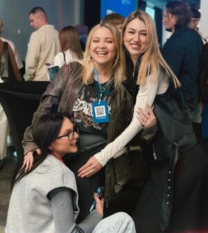 Veronika Kovalenko Instagram - три максимально серйозні жінки завітали на конференцію від @enko_music !!!