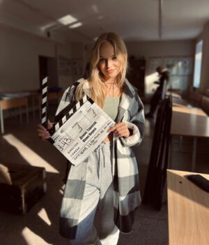 Veronika Lukianenko Instagram - Як приємно бути вдома та працювати для вас над новим класним проектом🎬🇺🇦🥰, назву якого поки що говорити не можна. Дуже рада, що український кінематограф поступово повертається до життя і в нас є можливість творити❤️🙏🏻 #зйомки #новийсеріалкиїв