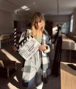 Veronika Lukianenko Instagram - Як приємно бути вдома та працювати для вас над новим класним проектом🎬🇺🇦🥰, назву якого поки що говорити не можна. Дуже рада, що український кінематограф поступово повертається до життя і в нас є можливість творити❤️🙏🏻 #зйомки #новийсеріалкиїв