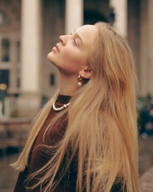 Veronika Lukianenko Instagram - Londoner 🤪🎥 Скільки фільмів знімали на цій локації.. ааа🙈Яка фотографія найбільше сподобалася 1/2/3/4/5/6? 
Walking shooting with photographer @_tanyanytka_ 🇬🇧✨

#london #ukrainianactress #veronikalukyanenko