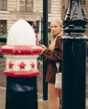 Veronika Lukianenko Instagram - Londoner 🤪🎥 Скільки фільмів знімали на цій локації.. ааа🙈Яка фотографія найбільше сподобалася 1/2/3/4/5/6? 
Walking shooting with photographer @_tanyanytka_ 🇬🇧✨

#london #ukrainianactress #veronikalukyanenko