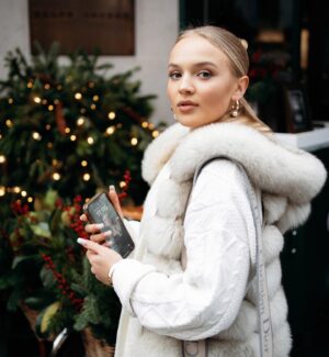 Veronika Lukianenko Instagram - З Різдвом✨ Happy Christmas❤️🎄
photographer:  @christinad_ph