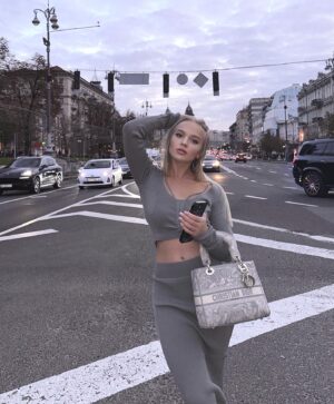 Veronika Lukianenko Instagram - Оновила свій осінній гардероб та закохалася в новенький костюмчик від  @bude_fayno_shop У них ще багато стильных речей❤️ Як вам?