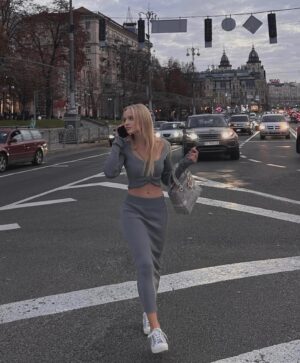 Veronika Lukianenko Instagram - Оновила свій осінній гардероб та закохалася в новенький костюмчик від  @bude_fayno_shop У них ще багато стильных речей❤️ Як вам?