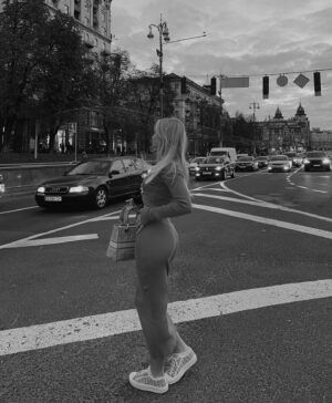 Veronika Lukianenko Instagram - Оновила свій осінній гардероб та закохалася в новенький костюмчик від  @bude_fayno_shop У них ще багато стильных речей❤️ Як вам?