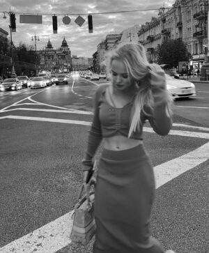 Veronika Lukianenko Instagram - Оновила свій осінній гардероб та закохалася в новенький костюмчик від  @bude_fayno_shop У них ще багато стильных речей❤️ Як вам?