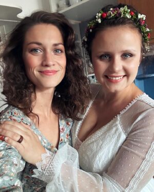 Veronika Macková Instagram - Tak jsme to spolu @karolina_vyhlidal_hyskova dotáhly na porcelánovou svatbu 💕 20 let kámo(š)! 
Děkuji za ně ❤️