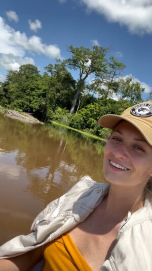 Veronika Macková Instagram - Cesta do afrického Konga byla nádherná, leč náročná. Fyzicky i psychicky. 
Během ní jsem si znovu potvrdila, jak je důležité neustále komunikovat témata, která se dotýkají nás všech globálně. Těžba kovů, kácení lesů, obchod se zvířaty, palmový olej, ničení vzácné biodiverzity, overpopulation… 
🤍Protože o tak krásnou a křehkou přírodu nemůžeme přijít.
Obdivuji všechny ochránce přírody, kteří svou vytrvalostí a zápalem vytváří lepší zítřky.🍀🤍

V nelehkých situacích úsměv léčí. A tak při pohledu na krátký sestřih z naší mise s Arthurem ze @saveelephantscz mám chuť se zas vrátit.