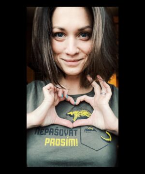 Veronika Macková Instagram - 🤍díky za triko @kukang_program @jdetozachranit 

❣️NEPAŠOVAT PROSÍM!
🖤Luskouni jsou nejvíce ilegálně pašovanými chráněnými savci na světě kvůli jejich masu a šupinám.
⚫️Jen v roce 2018 bylo zabaveno tolik produktů z luskounů, že to dohromady dá 140 000 jedinců. V roce 2007 to bylo přitom pouze necelých 5000 jedinců!

⚫️Lovec dostane za kilogram šupin 4-9 dolarů, za živého luskouna 5-14 dolarů, překupník dostane za kilogram přibližně 40 dolarů a finální prodejce i 135 dolarů za 10 šupin!

❓Že se nás wildlife crime netýká❓
⚫️I do ČR se pašují např. sloní kly, obchodují nosorožčí rohy, tygři, apod. 
⚫️Česká republika je bohužel z pohledu pašeráctví mimo jiné tranzitní zemí.
⚫️Dokonce jsou lidé v Čechách najímáni, aby dovezli nelegální ,,zásilku” z ciziny k nám?! 
⚫️Bohužel nám v ČR chybí více útvarů na environmentální kriminalitu.
🔴Interpol přitom odhaduje pro rok 2016 celosvětový obrat z wildlife crime na 230 mld dolarů. Nelegální obchod s drogami je na ,,pouhých” 220 miliardách dolarů.‼️
❗️Úroveň trestů za tyto nelegální činnosti však není srovnatelná.

Děkuji @ondra_pec