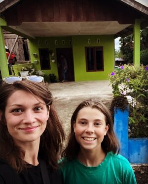 Veronika Macková Instagram - 🧳Cesta za Záchranným programem 
👉 @kukang_program 
a jeho projektem 
👉 @kukang_coffee proběhla společně s báječnou a šikovnou @vikimixprague 🤗.

🌳Po x hodinách divoké cesty jsme se dostaly do malé vesnice, která se zdá být snad na konci světa. A tam žijí oni. Outloni💕

❗️Pro svoji roztomilost, která se rozprskla po internetu, se stali terčem černého obchodu. Počty outloňů začaly rapidně klesat kvůli lidské potřebě mít se vším fotku nebo si vše ochočit❗️

🙏A proto vznikl program @kukang_program , aby ti drobečci nezmizeli ze světa. 
🙏A skutečně.. během mé noční návštěvy lesa jsem jich zahlédla hned několik. 🤗

10 let úsilí @frantisek.pribrsky , @lcizmarova_conservationstories a dalších .. přináší výsledky. Díky zaměstnávání bývalých pytláků, kteří se stali rangery a ochránci, díky vzdělávání místních a spolupráci farmářů s ochranáři se daří chránit nejen outloně, ale také luskony a další.. 👏🏻

❤️A taky jako ambasadorka projektu @kukang_coffee hlásím, že jsem byla na místě odkud káva, která chrání přírodu, pochází a tím pro mne získala ještě lepší šmak 🤗💕

P.S. Poslední fotka ukazuje, že má @cermakhynek své fanoušky i v Indonésii 🤣